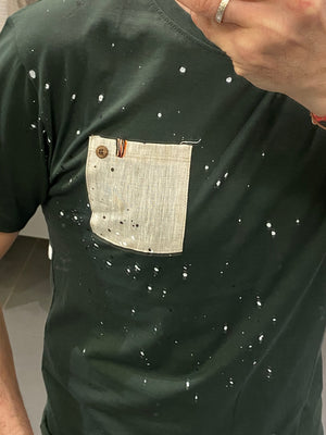 T-shirt in cotone con TASCHINO militare