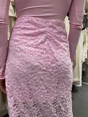 Gonna svasata in pizzo rosa