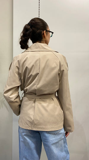 TRENCH CORTO