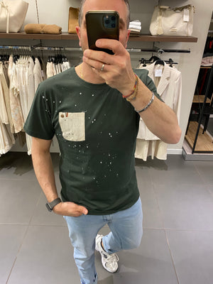 T-shirt in cotone con TASCHINO militare