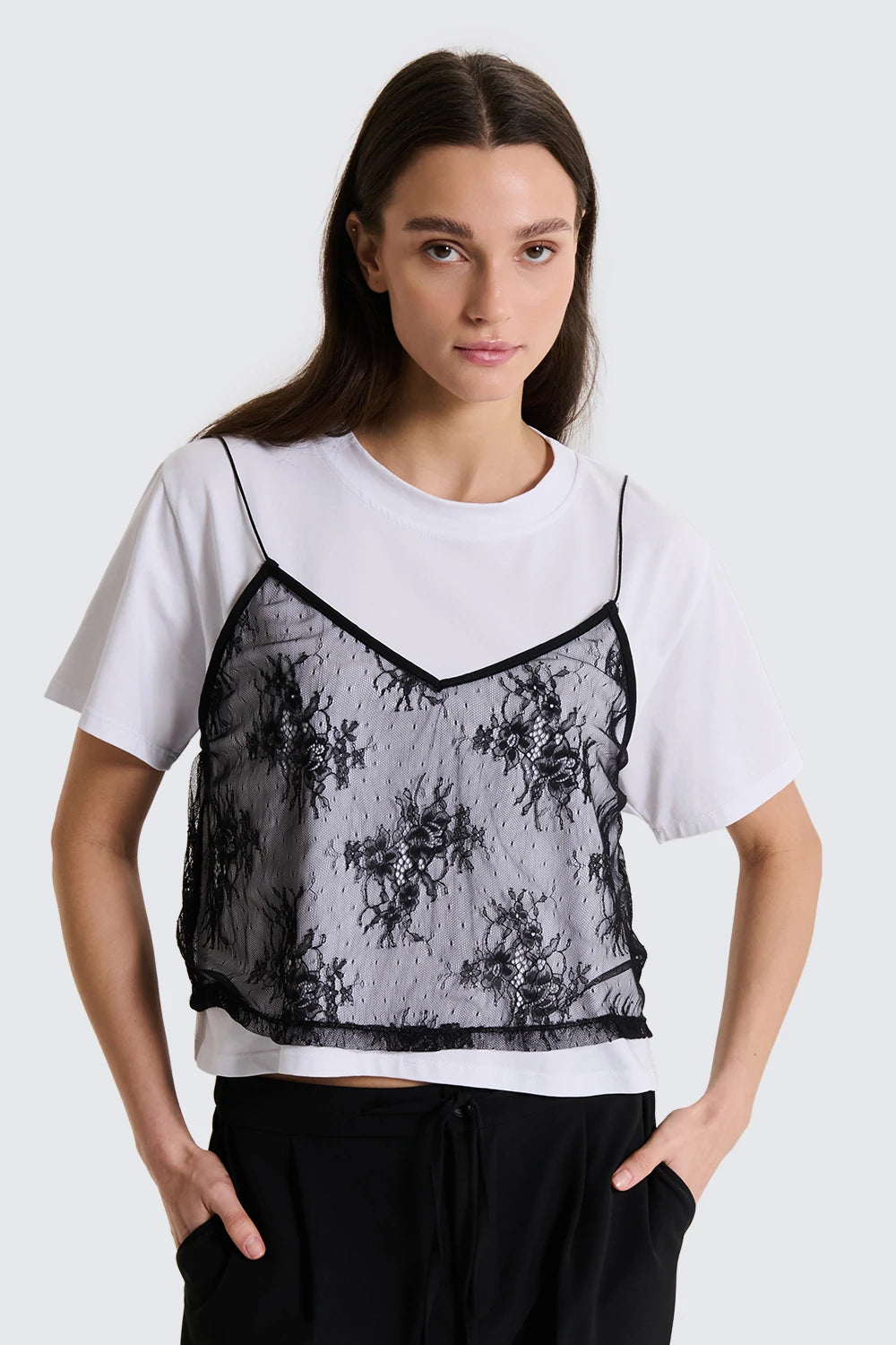 T-shirt bianca con CANOTTA IN PIZZO
